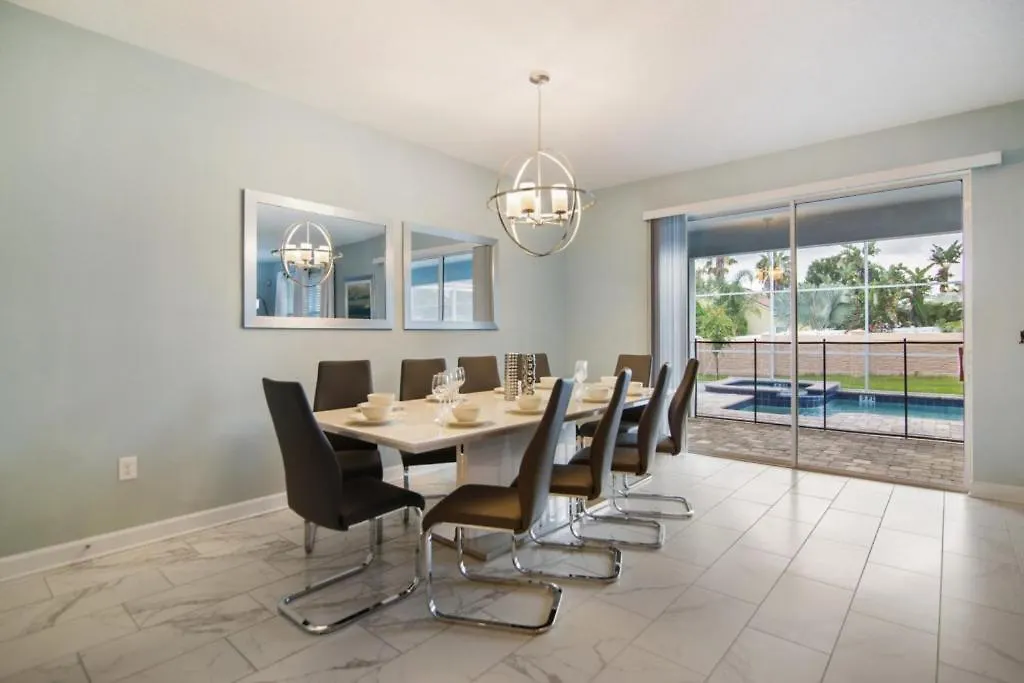 Family Resort - 8Br Luxury Mansion- Sleeps 16 - Private Pool, Hot Tub & Bbq! Davenport
